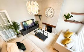 ***3 Bedroom Home Away From Home With Bbq Grill***